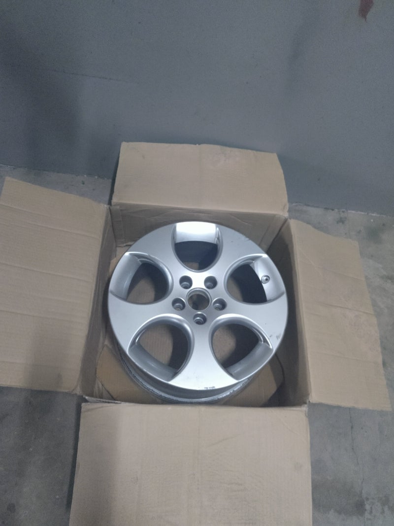 (1) llanta Original VW Golf 17'