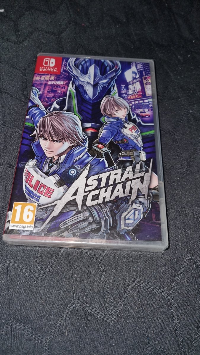 Astral Chain precintado.
