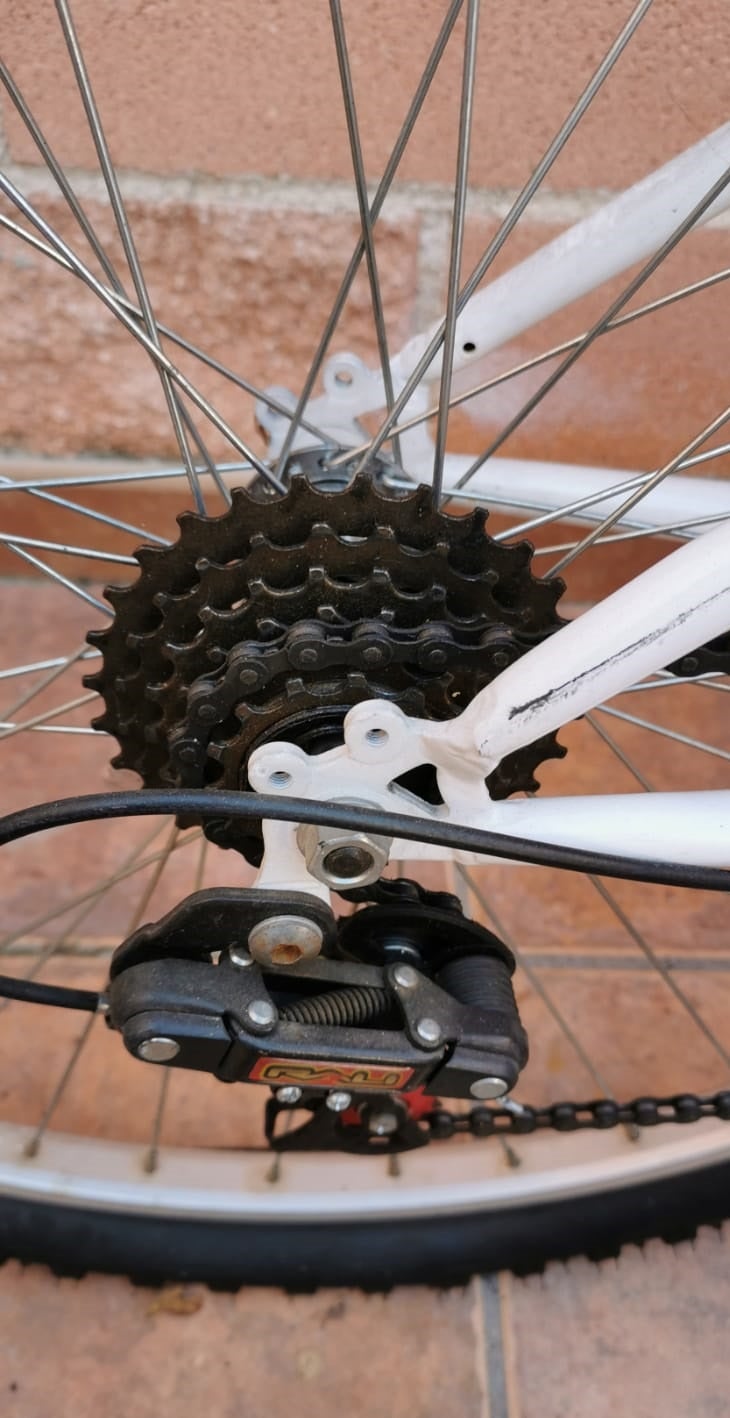 Bicicleta blanca tamaño medio