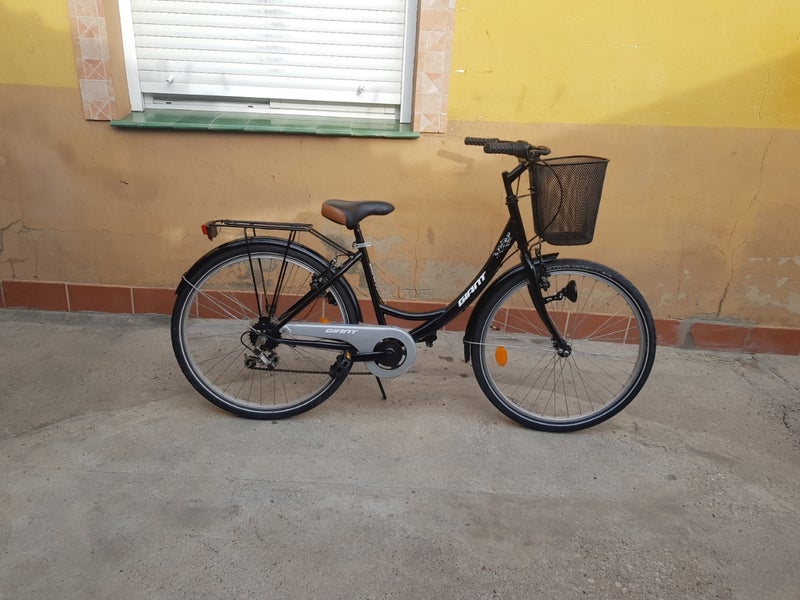 bicicleta de paseo negra y gris