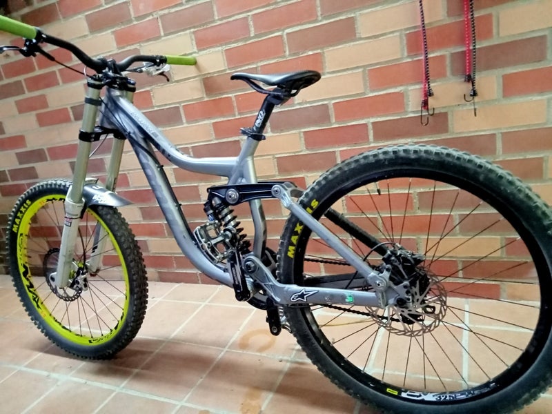 bicicleta Downhill doble suspension