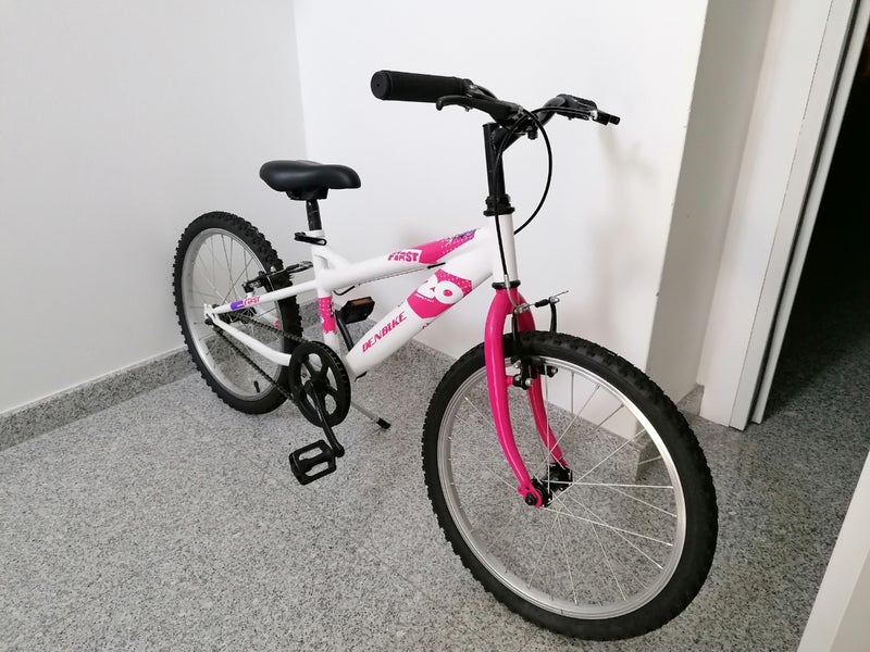 BICICLETA JUNIOR BLANCA Y ROSA. DENBIKE. COMO NUEV
