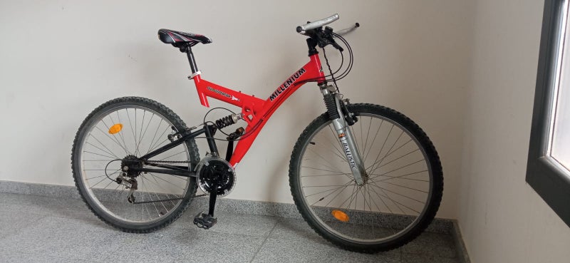 Bici de montaña con componentes Shimano como nueva