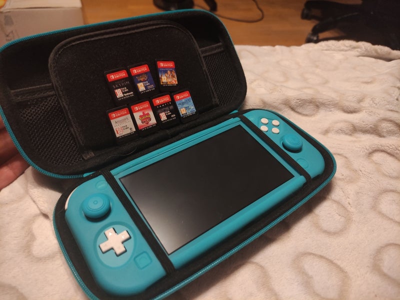 Nintendo Switch Lite con funda y juegos