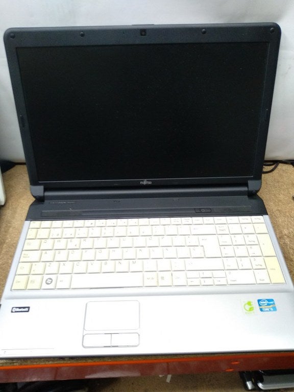 Ordenador portatil FUJITSU (682)