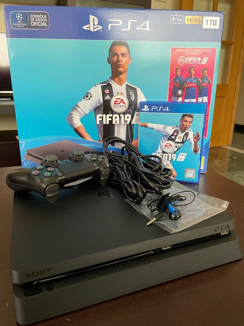 PS4 1TB Jet Black