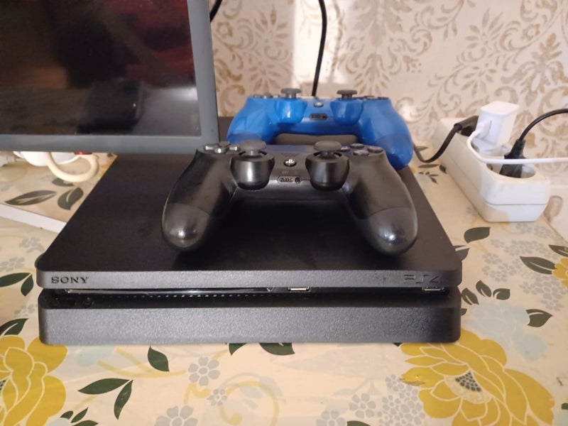 Ps4 slim 1tb SIN MANDOS