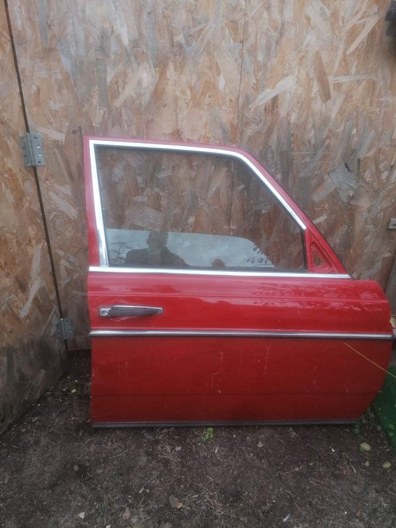 Puerta Mercedes  240 w123