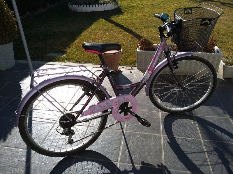 Se vende bicicleta con cambios Shimano.