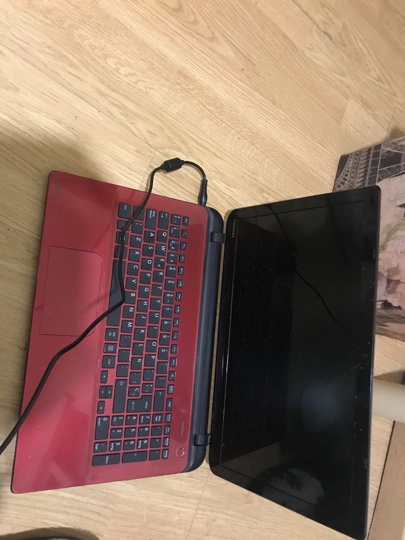 Se vende portatil thosiba satellite windus 11