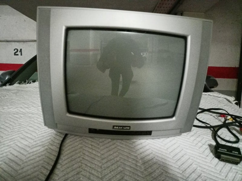 se vende tv, año y pico de uso