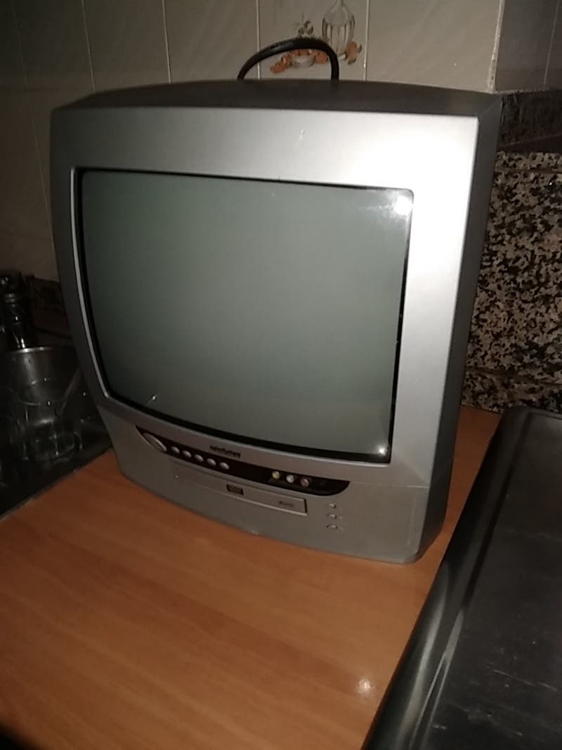 se vende tv Weltstar con dvd sin mando