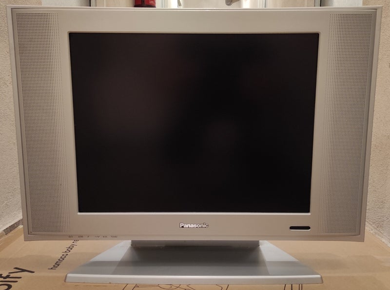 Televisión Panasonic + TDT + mandos a distancia.