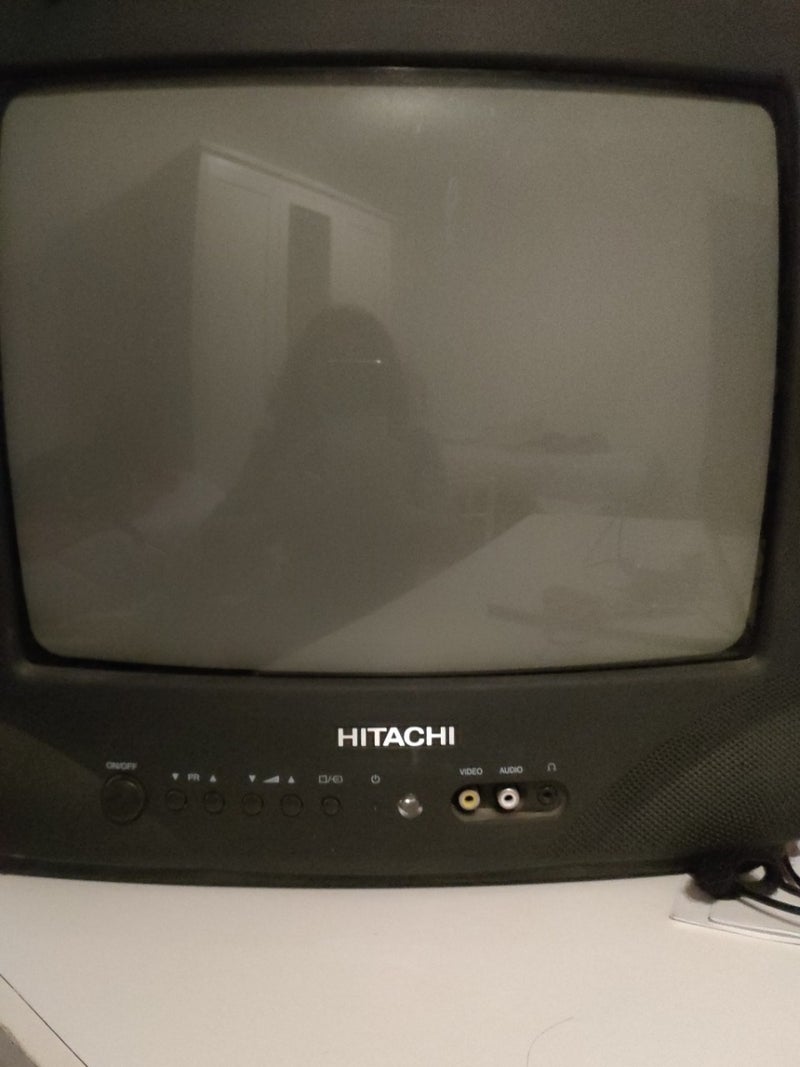 televisión pequeña con mando a distancia y tdt