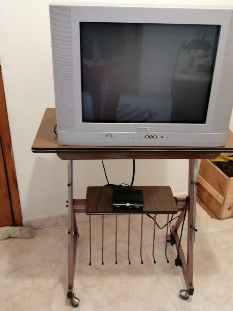 televisor con mesa y tdt 21'