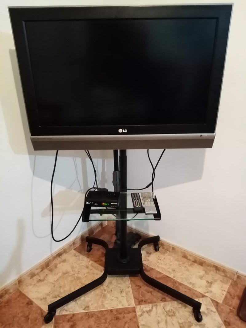 TV con soporte de ruedas
