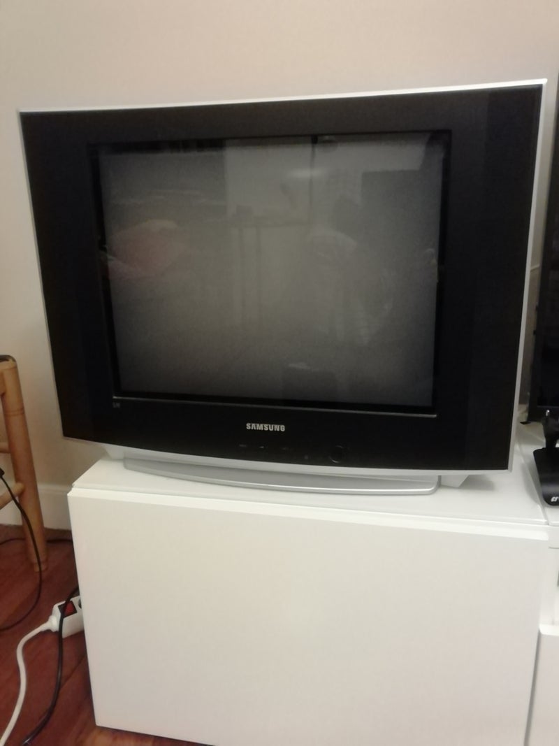 TV Samsung 21 pulgadas. FONDO DE 35cm. 