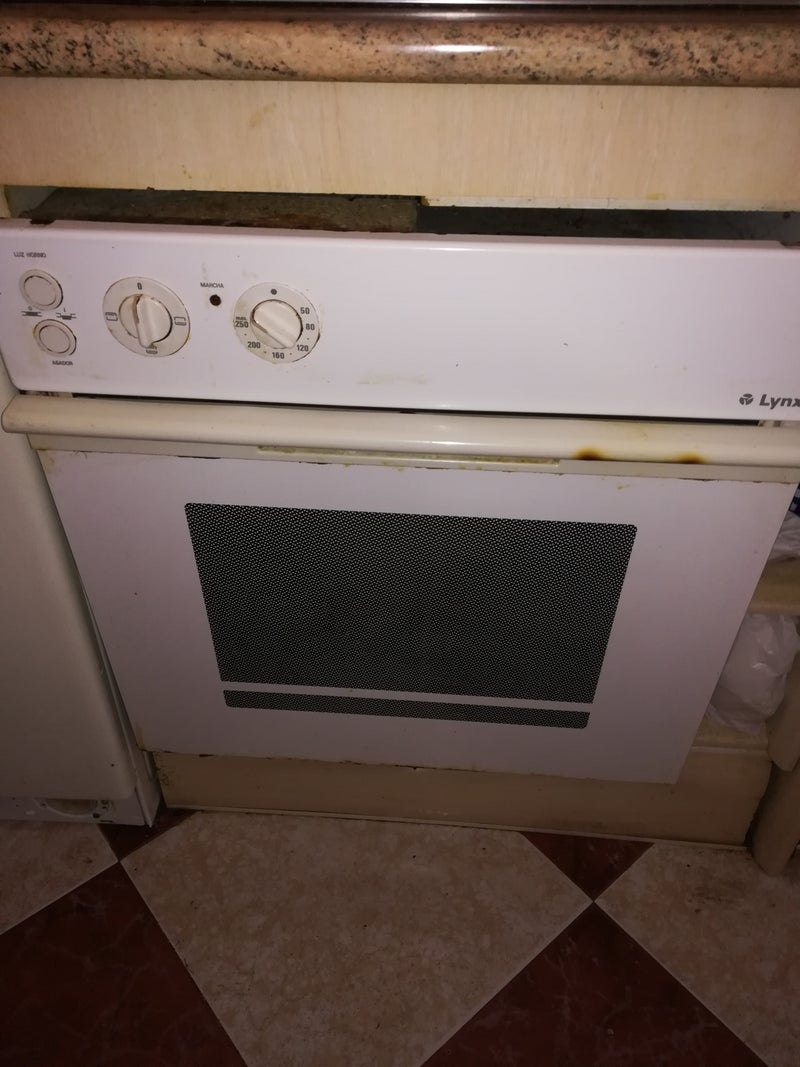 Una lavadora, una secadora y un horno