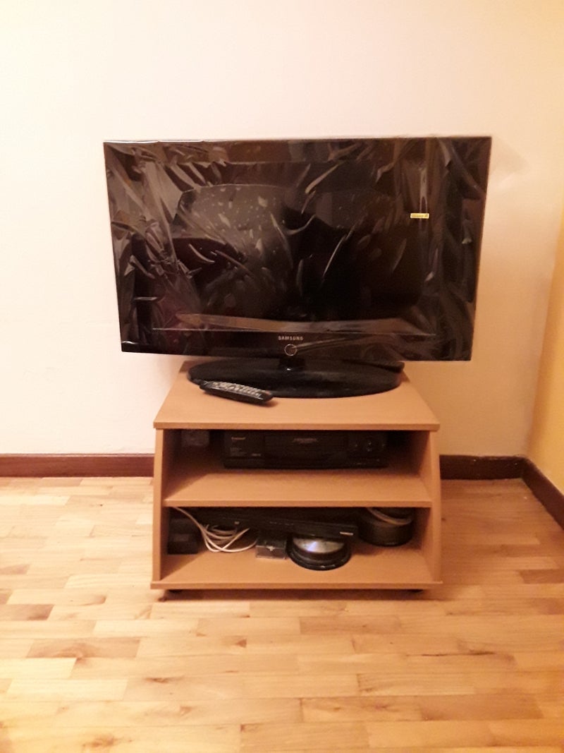 Vendo TV de 32 pulgasdas,de regalo el mueble