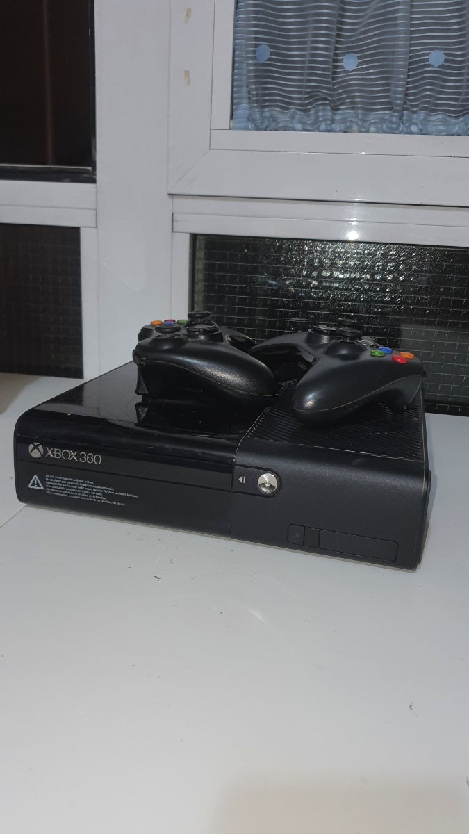 Xbox 360,2 mandos y 20 juegos