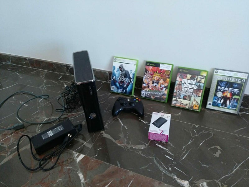 Xbox 360 con 4 juegos y mando