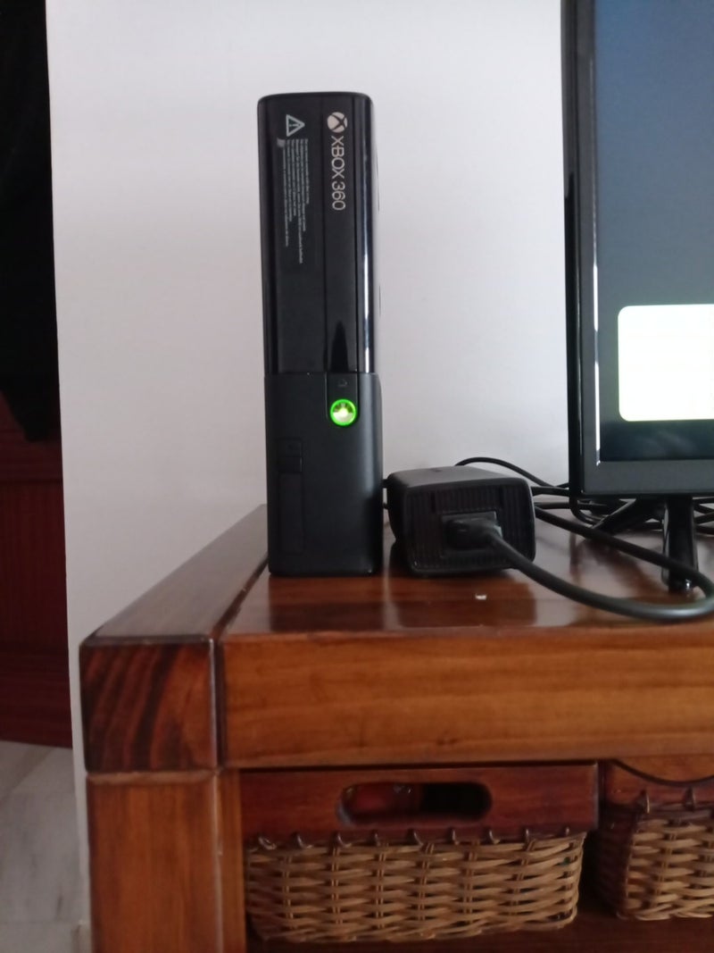 Xbox 360 Ultimate Edition + Mando