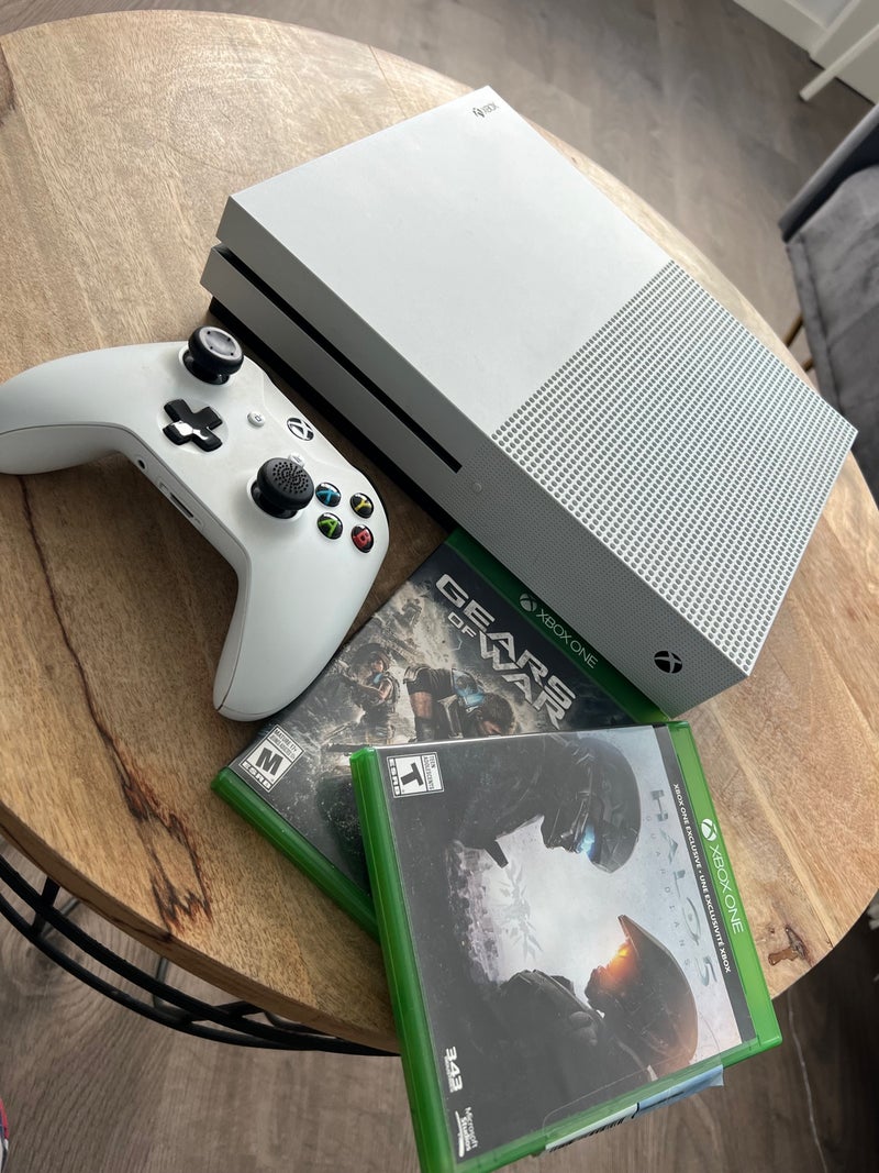 Xbox One + un mando + dos juegos 